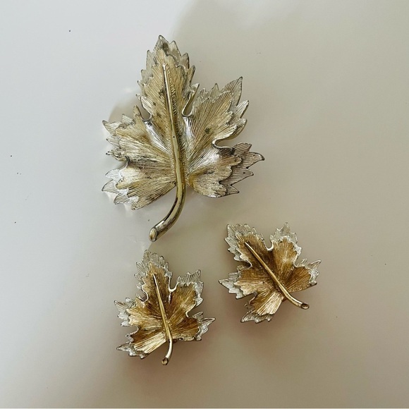 Sarah Coventry Maple Leaf Clip On Earrings and Matching Brooch Silver Tone - Picture 1 of 9
